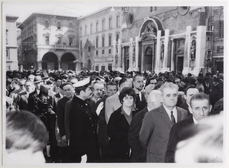 Gattatico-Reggio Emilia, 27-30 marzo 1970, Funerali di Alcide Cervi, folla di persone in Piazza Prampolini in attesa di entrare nella camera ardente ad omaggiare la salma di Papà Cervi